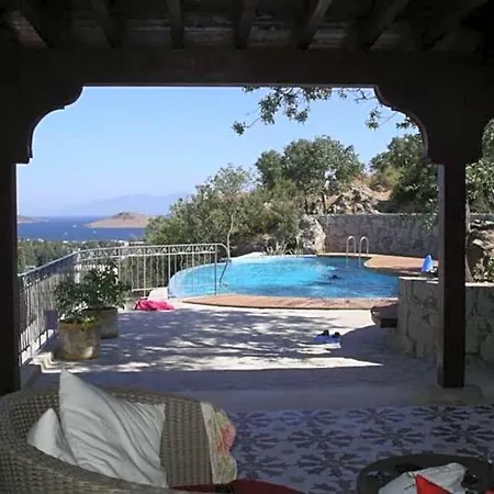 Villa Sleeps 6 Pool Wifi
